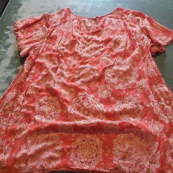 Torrid red challis abstract design blouse sz 2 - Picture 2 of 4